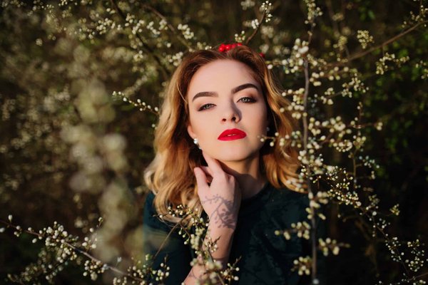 What Are the Secrets to Wearing a Silk Scarf with a Suit for an Elegant Touch?